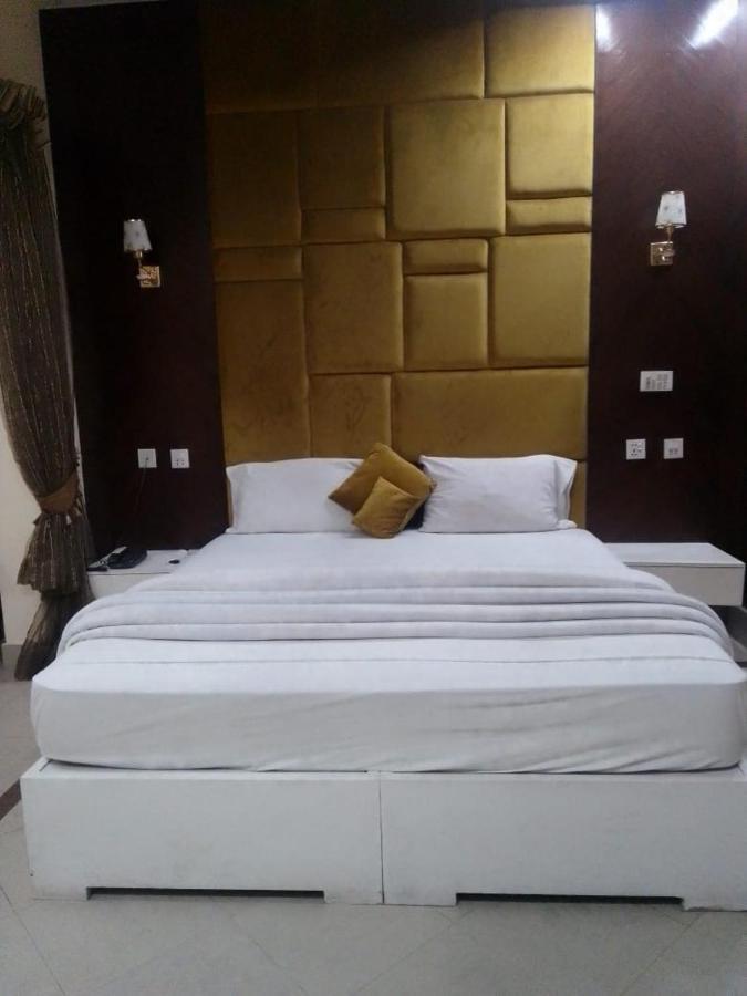 Hotel Pak Continental Multan Buitenkant foto