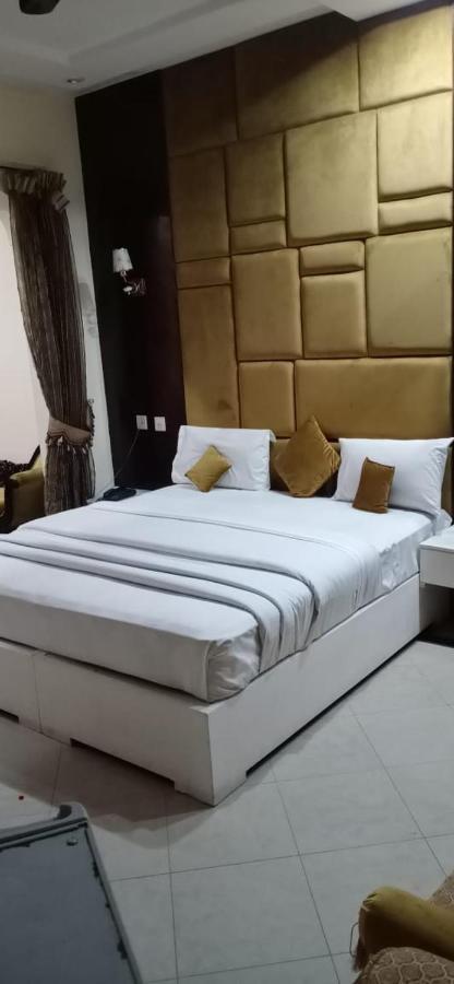 Hotel Pak Continental Multan Buitenkant foto