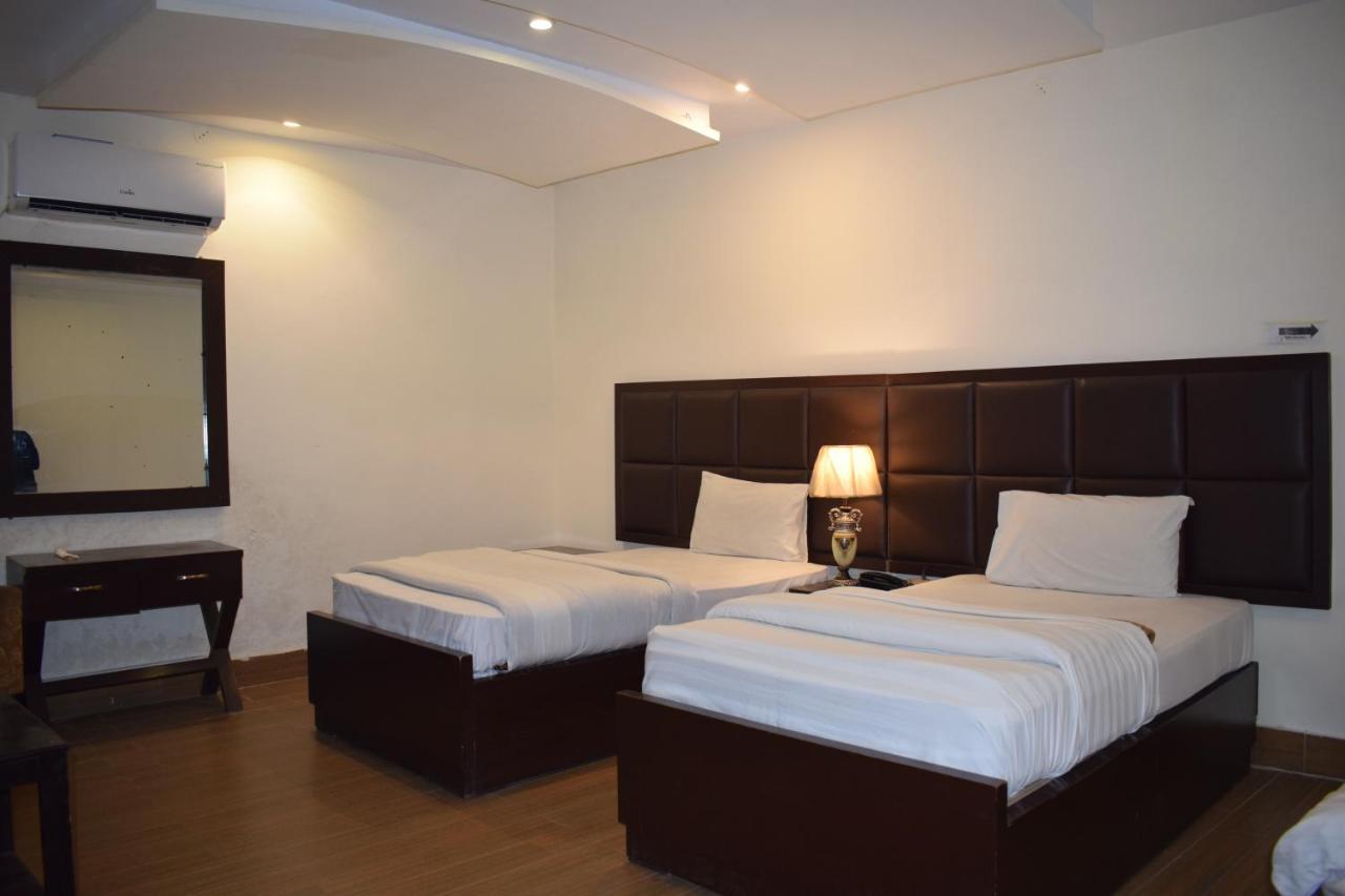 Hotel Pak Continental Multan Buitenkant foto