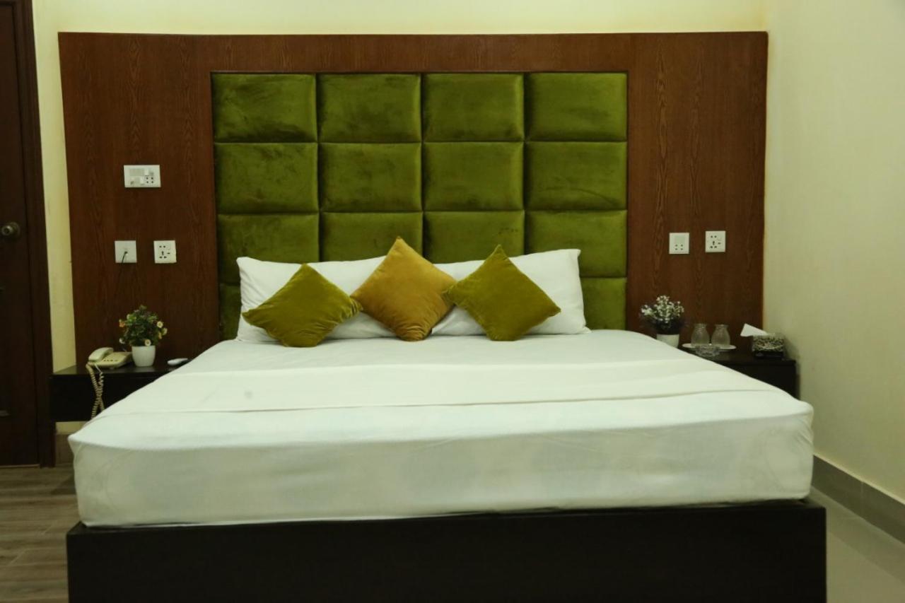 Hotel Pak Continental Multan Buitenkant foto