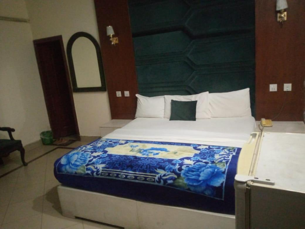 Hotel Pak Continental Multan Buitenkant foto