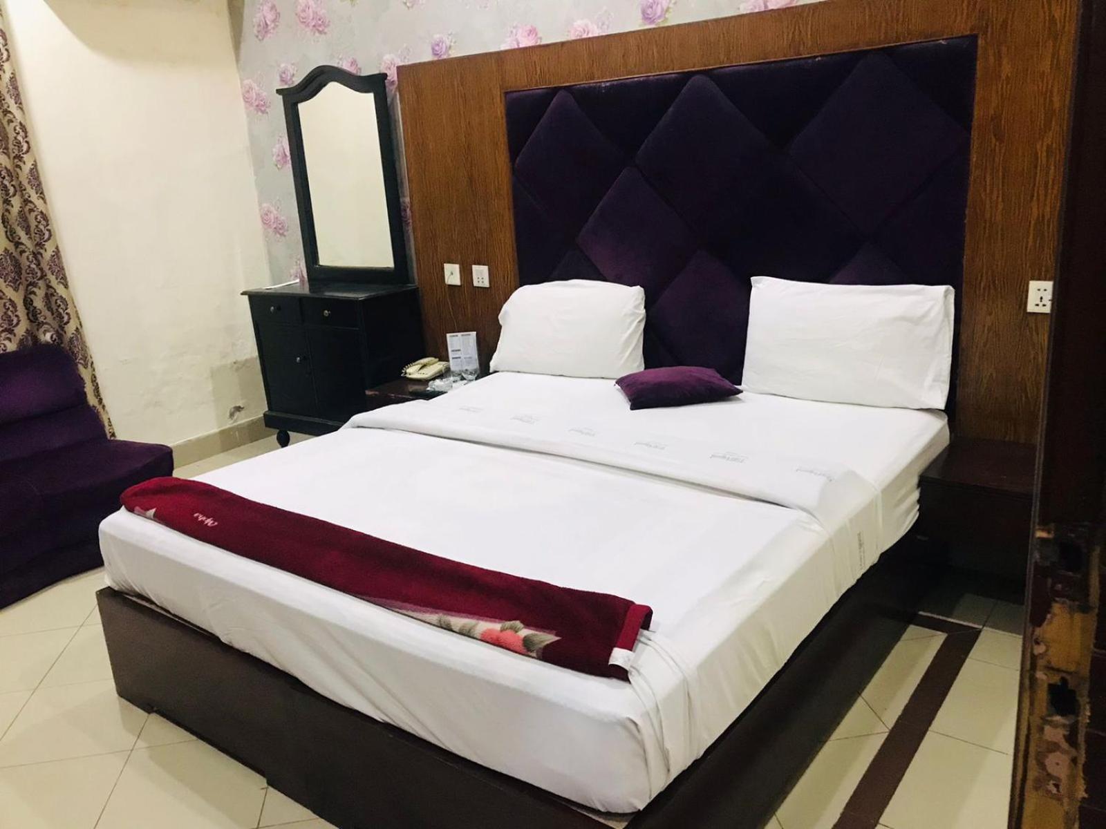 Hotel Pak Continental Multan Buitenkant foto