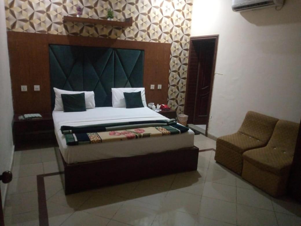 Hotel Pak Continental Multan Buitenkant foto
