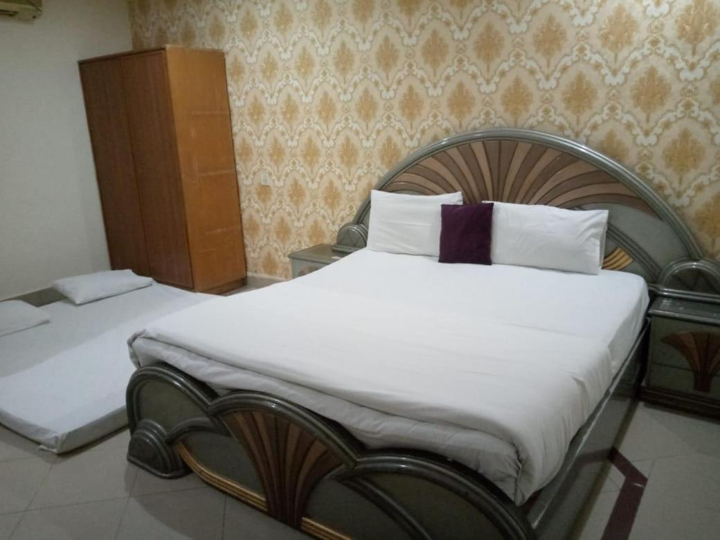 Hotel Pak Continental Multan Buitenkant foto