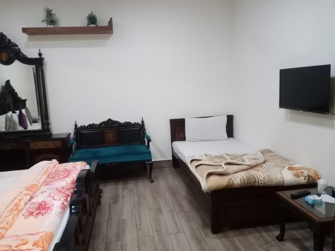 Hotel Pak Continental Multan Buitenkant foto