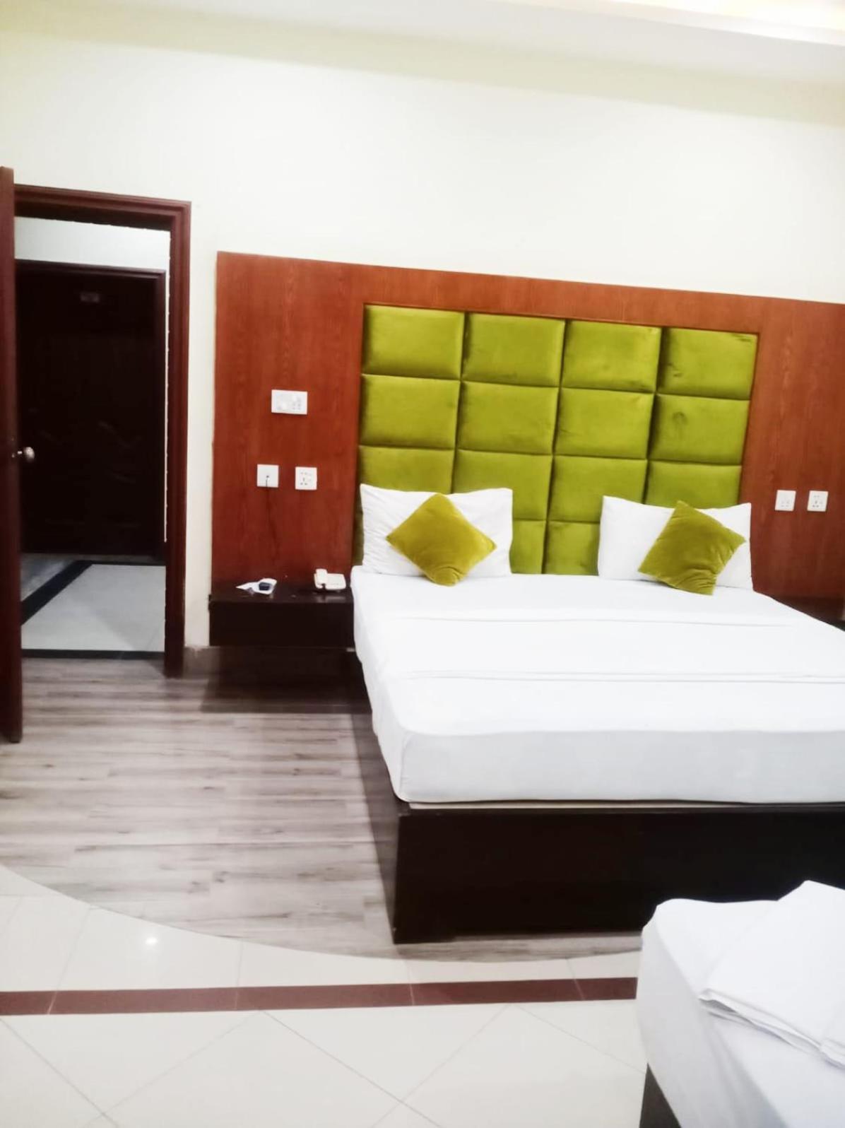Hotel Pak Continental Multan Buitenkant foto