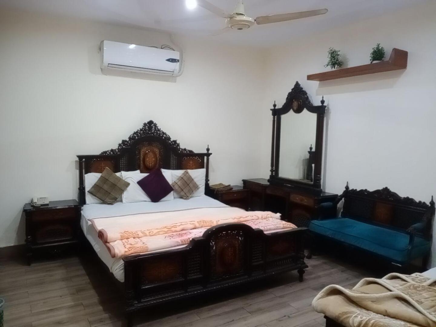 Hotel Pak Continental Multan Buitenkant foto