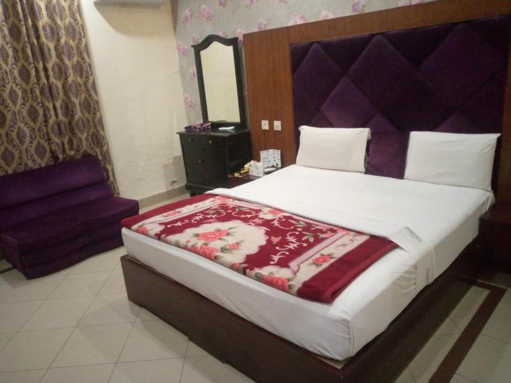 Hotel Pak Continental Multan Buitenkant foto