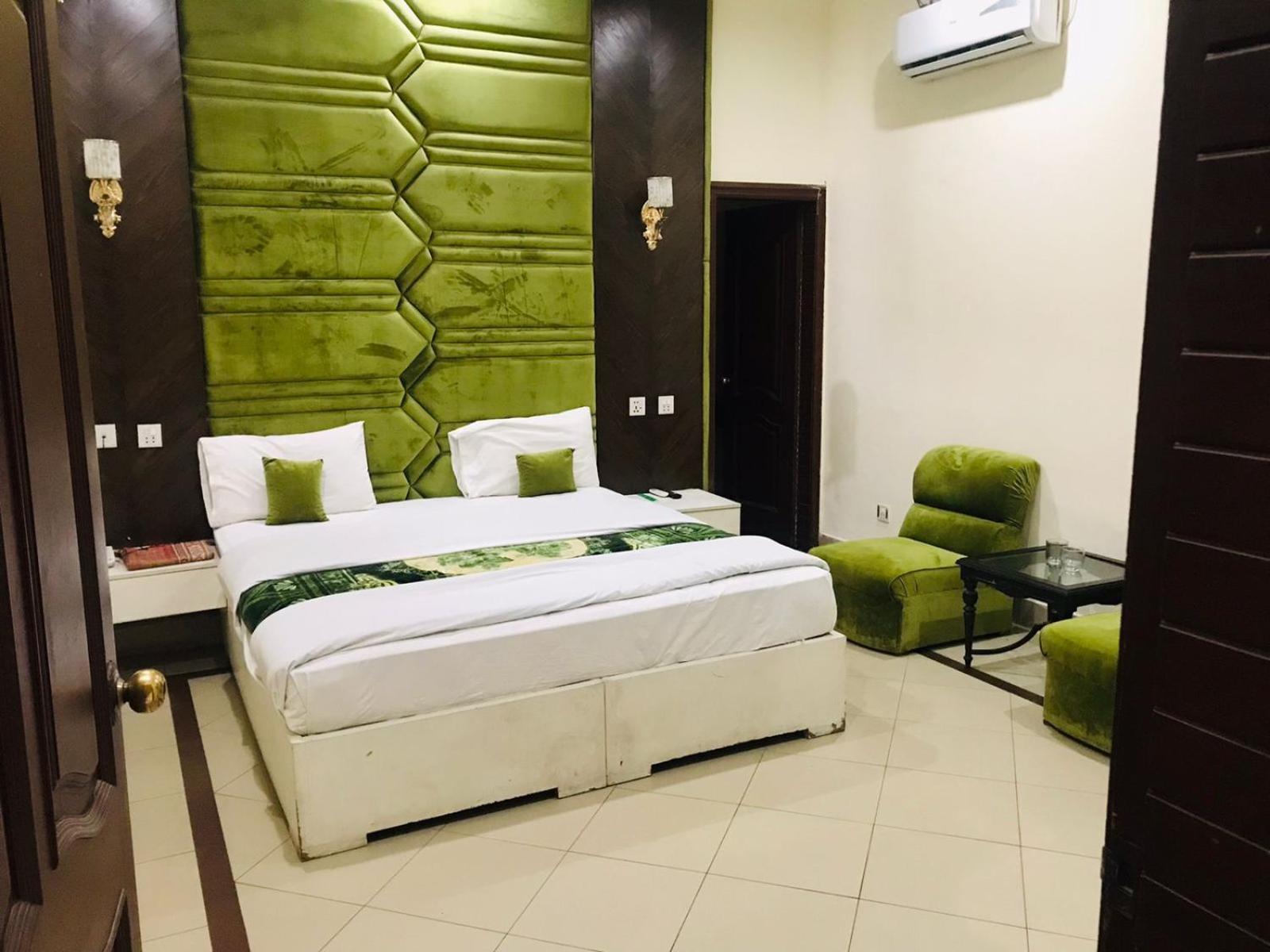 Hotel Pak Continental Multan Buitenkant foto