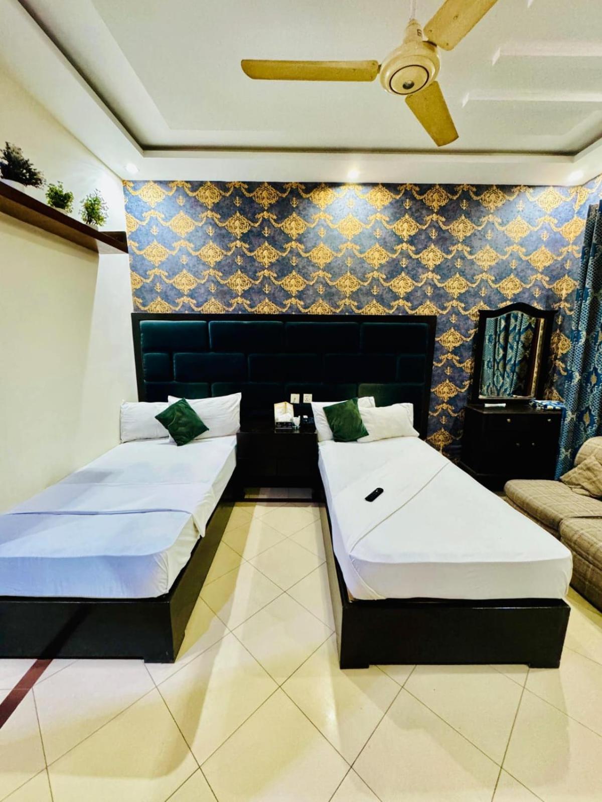 Hotel Pak Continental Multan Buitenkant foto