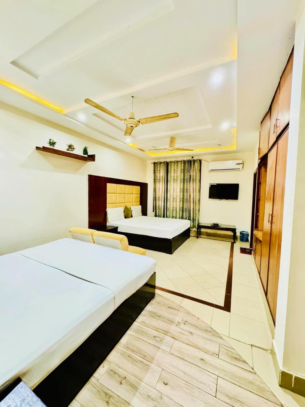 Hotel Pak Continental Multan Buitenkant foto