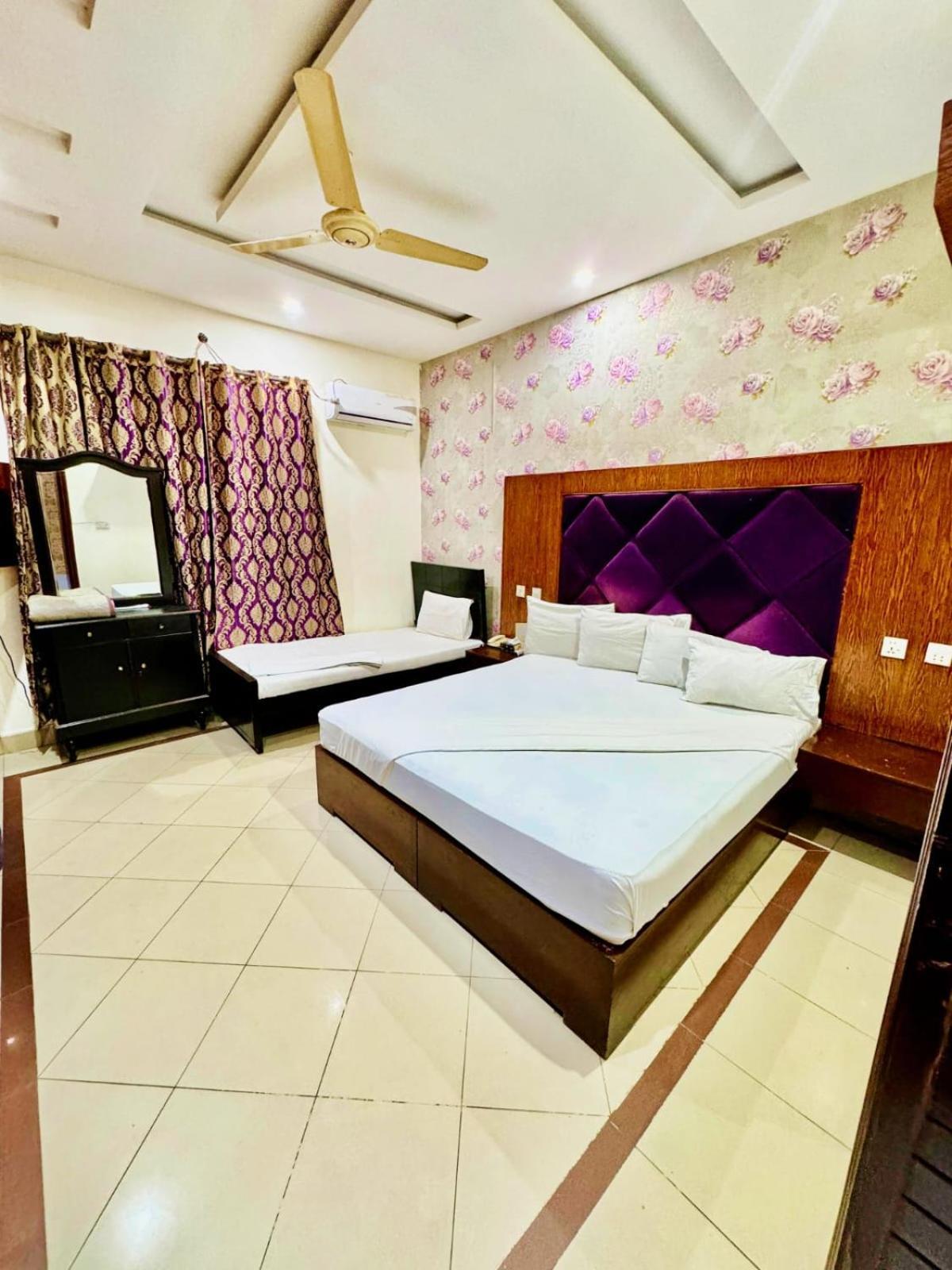 Hotel Pak Continental Multan Buitenkant foto
