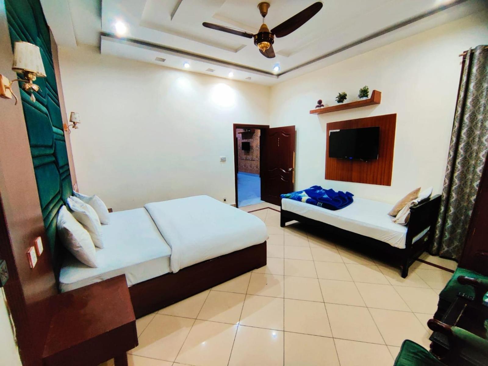 Hotel Pak Continental Multan Buitenkant foto