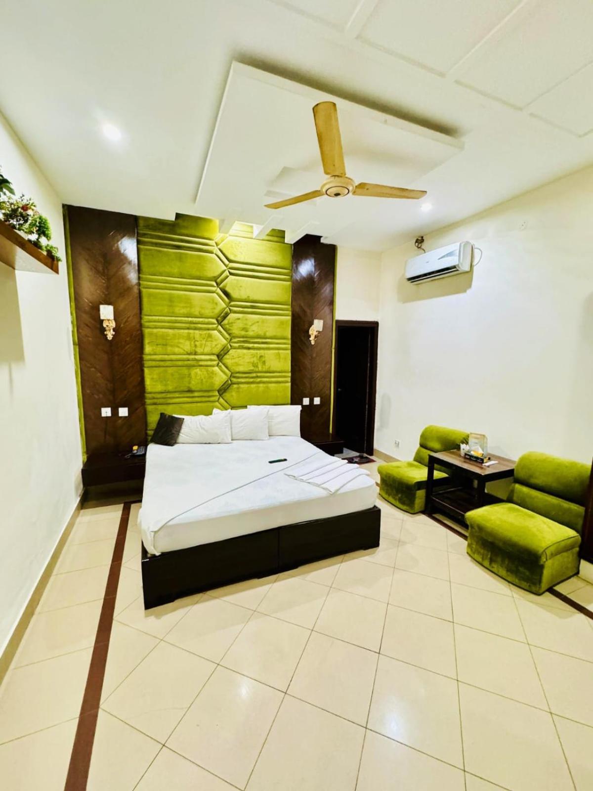 Hotel Pak Continental Multan Buitenkant foto