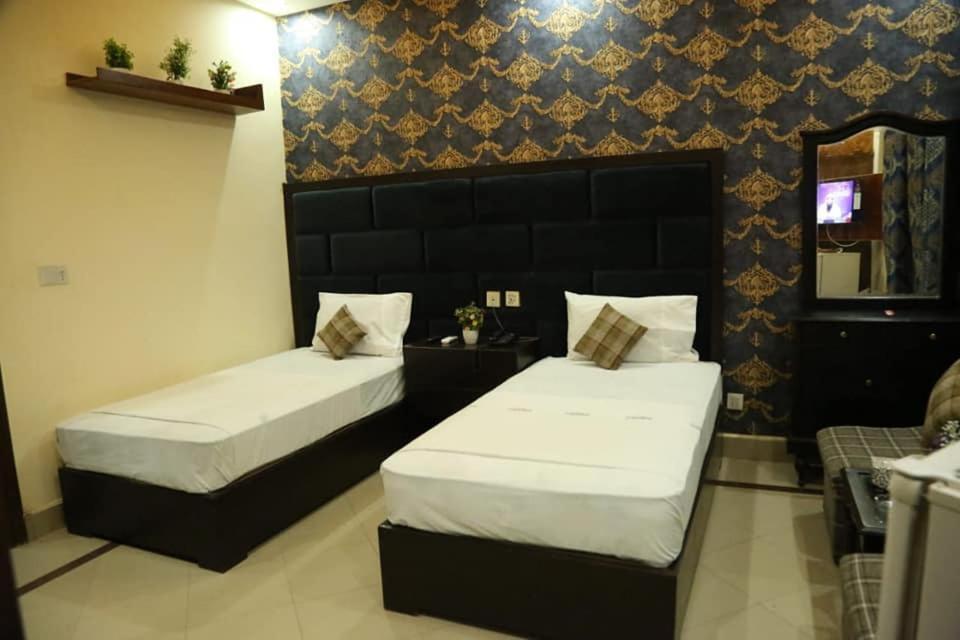 Hotel Pak Continental Multan Buitenkant foto