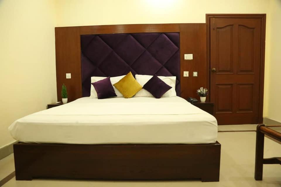 Hotel Pak Continental Multan Buitenkant foto