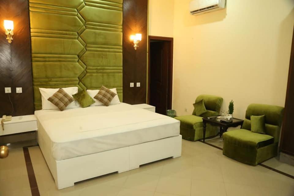 Hotel Pak Continental Multan Buitenkant foto