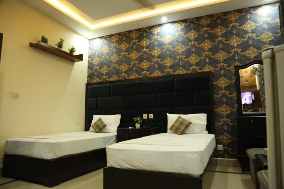 Hotel Pak Continental Multan Buitenkant foto
