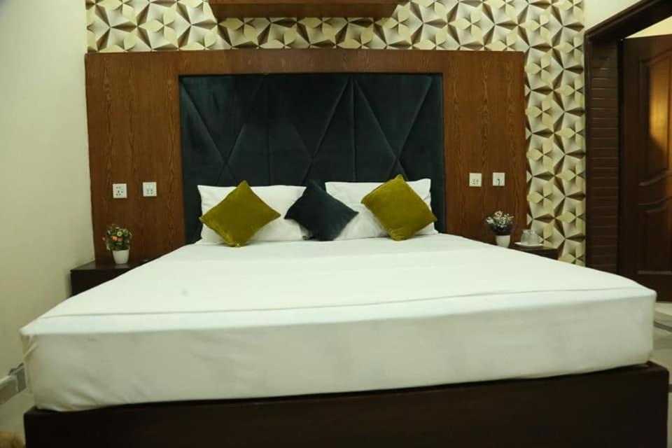 Hotel Pak Continental Multan Buitenkant foto